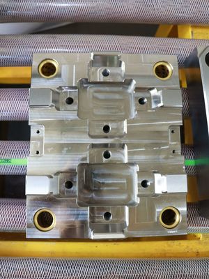 ASTM H13 사출 금형 요소 견고성 HB160-180고 정밀도